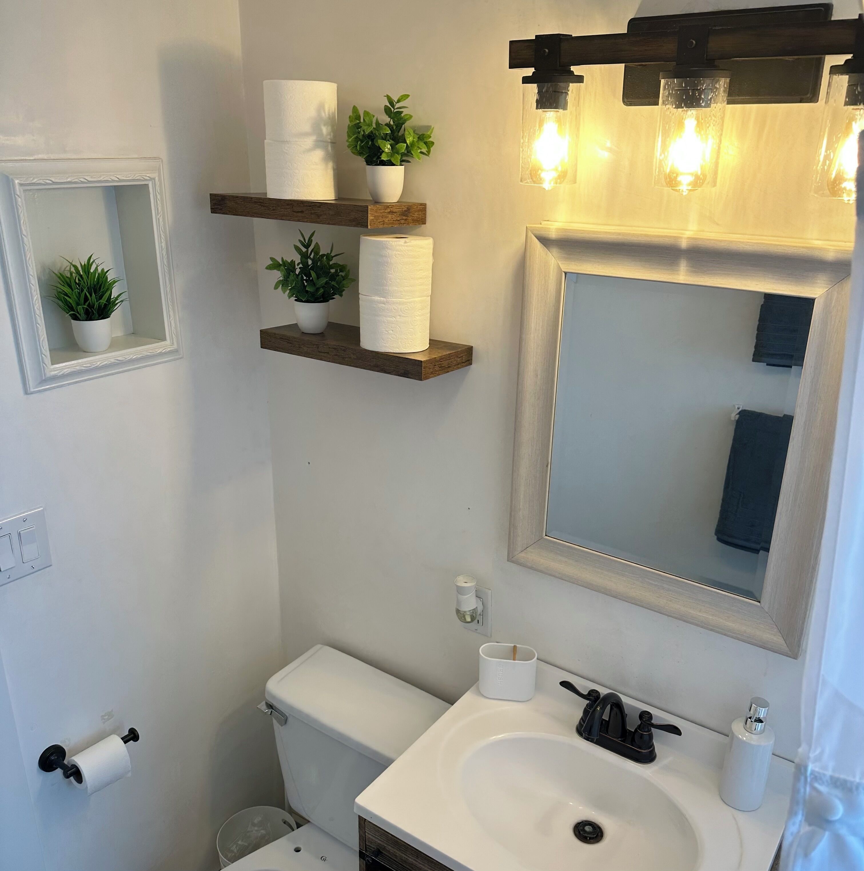 Haartrockner, Handtücher, Seife, Toilettenpapier