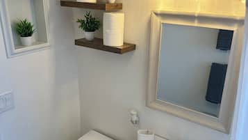 Sèche-cheveux, serviettes fournies, savon, papier toilette