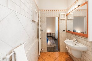 Lägenhet Comfort | Badrum | Gratis toalettartiklar, hårtork, handdukar och schampo