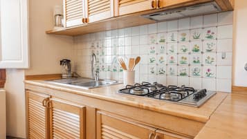 Comfort Apartment | Private kitchen | Fridge, stovetop, electric kettle, cookware/dishes/utensils