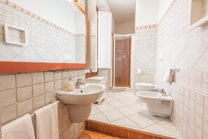 Comfort Apartment | Bathroom | Free toiletries, hair dryer, towels, shampoo - Casa Lisa by MMega (Florence)
