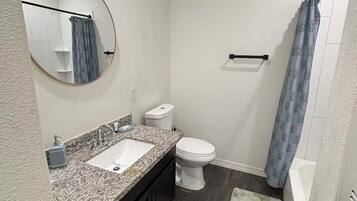 Secador de pelo, toallas, jabón y papel higiénico