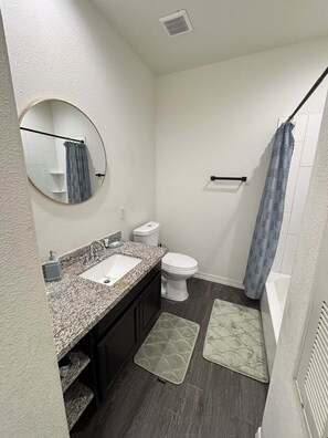 Asciugacapelli, asciugamani, sapone, carta igienica