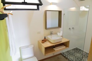 Comfort Double Room, Patio, Hill View | Bathroom | Shower, towels, soap, shampoo - Hotel con Corazón Monteverde (Monteverde)
