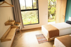 Een kluis op de kamer, een bureau, een laptopwerkplek