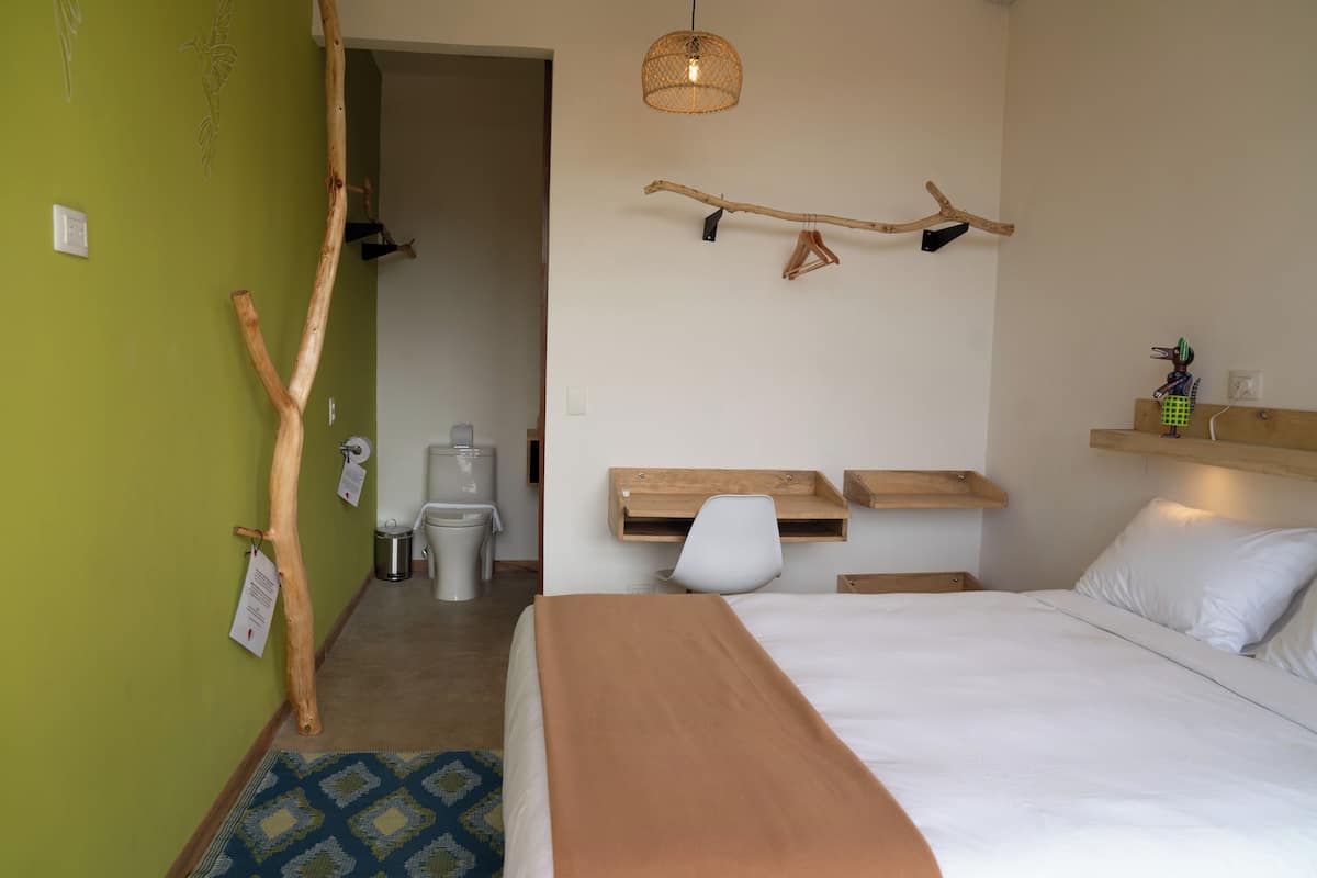 Kahden hengen comfort-huone, patio, näköala mäelle | Tallelokero huoneessa, työpöytä