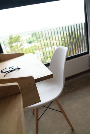 In-room safe, desk, laptop workspace, blackout curtains - Hotel con Corazón Monteverde (Monteverde)
