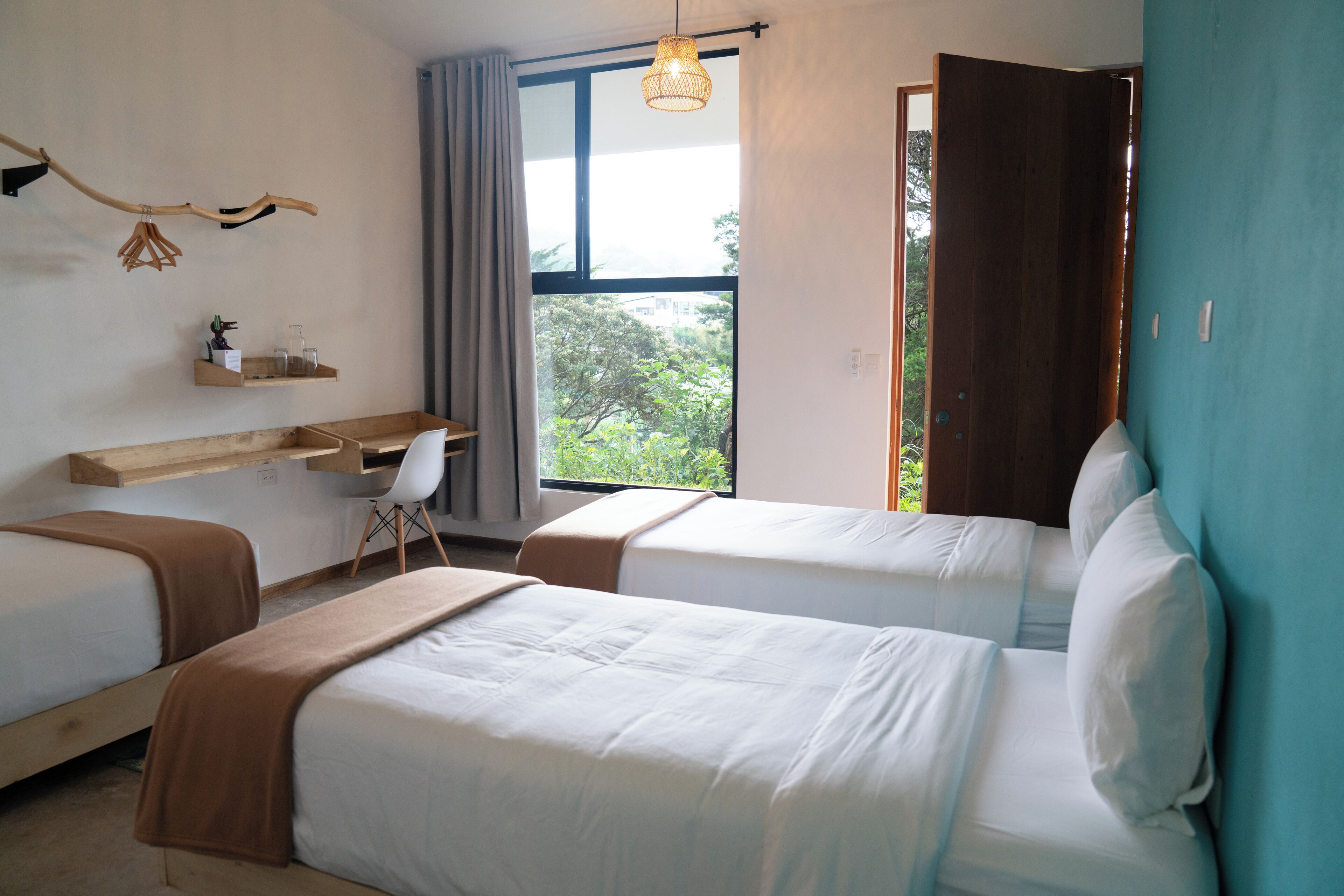 Quarto triplo luxo, varanda, vista para a cidade | Cofres nos quartos, escrivaninha, espaço de trabalho para notebook