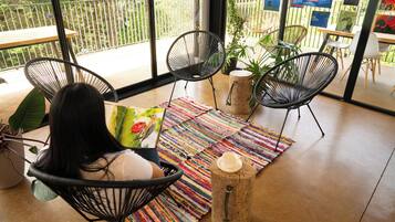 Lobby-lounge