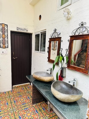 Bathtub, hair dryer, towels, soap - Nature Nirvana Chikmagalur Farmhouse (Chikkamagaluru)