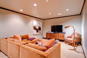 TV, peis, DVD-spiller og kontorer