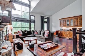 Tv, eldstad, dvd-spelare och kontor