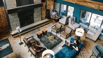 Televisión, chimenea y oficina