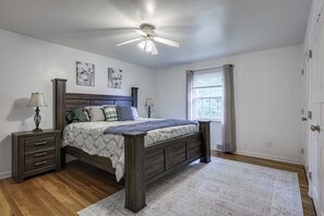 4 bedrooms, iron/ironing board, WiFi, bed sheets