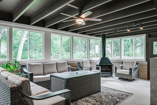 Steps from NOTRE DAME! Huge House! Arcade Game room, volleyball court & more!