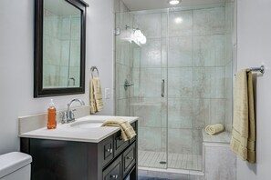 Dusche, Haartrockner, Handtücher, Seife