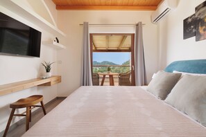 4 soverom, skrivebord, strykejern/-brett og reiseseng for barn