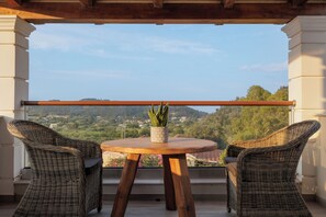 Outdoor dining - Villa Logas Hill,5 λεπτά απο την παραλία Logas Beach με το υπέροχο Ηλιοβασίλεμα! (Corfu)