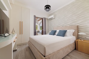 4 habitaciones, escritorio y tabla de planchar con plancha 
