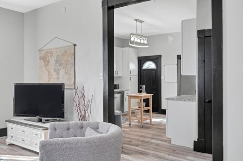 The WashMO Hospitality House WALK to riverfront, shopping, wine shuttle, HOT TUB