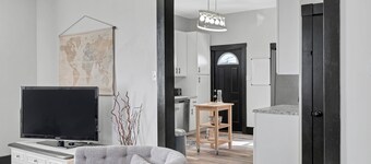 The WashMO Hospitality House WALK to riverfront, shopping, wine shuttle, HOT TUB