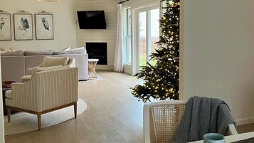 Smart TV, chimenea, videojuegos y tenis de mesa