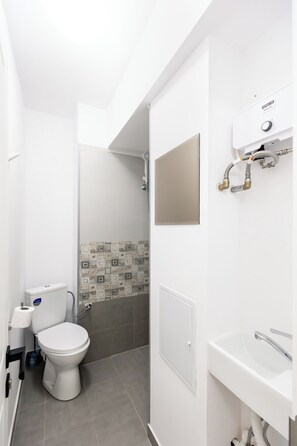 Basic Room, Courtyard View | Bathroom