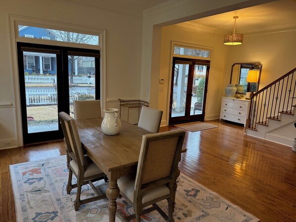 Dining - 5 bed house in Riverwood. Enjoy a cozy stay (Evans)