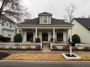 Exterior - 5 bed house in Riverwood. Enjoy a cozy stay (Evans)