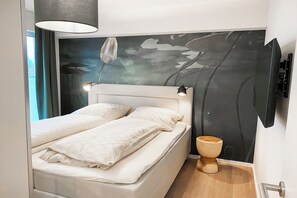 2 bedrooms, travel crib, free WiFi