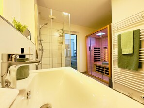 Dusche, Haartrockner, Handtücher