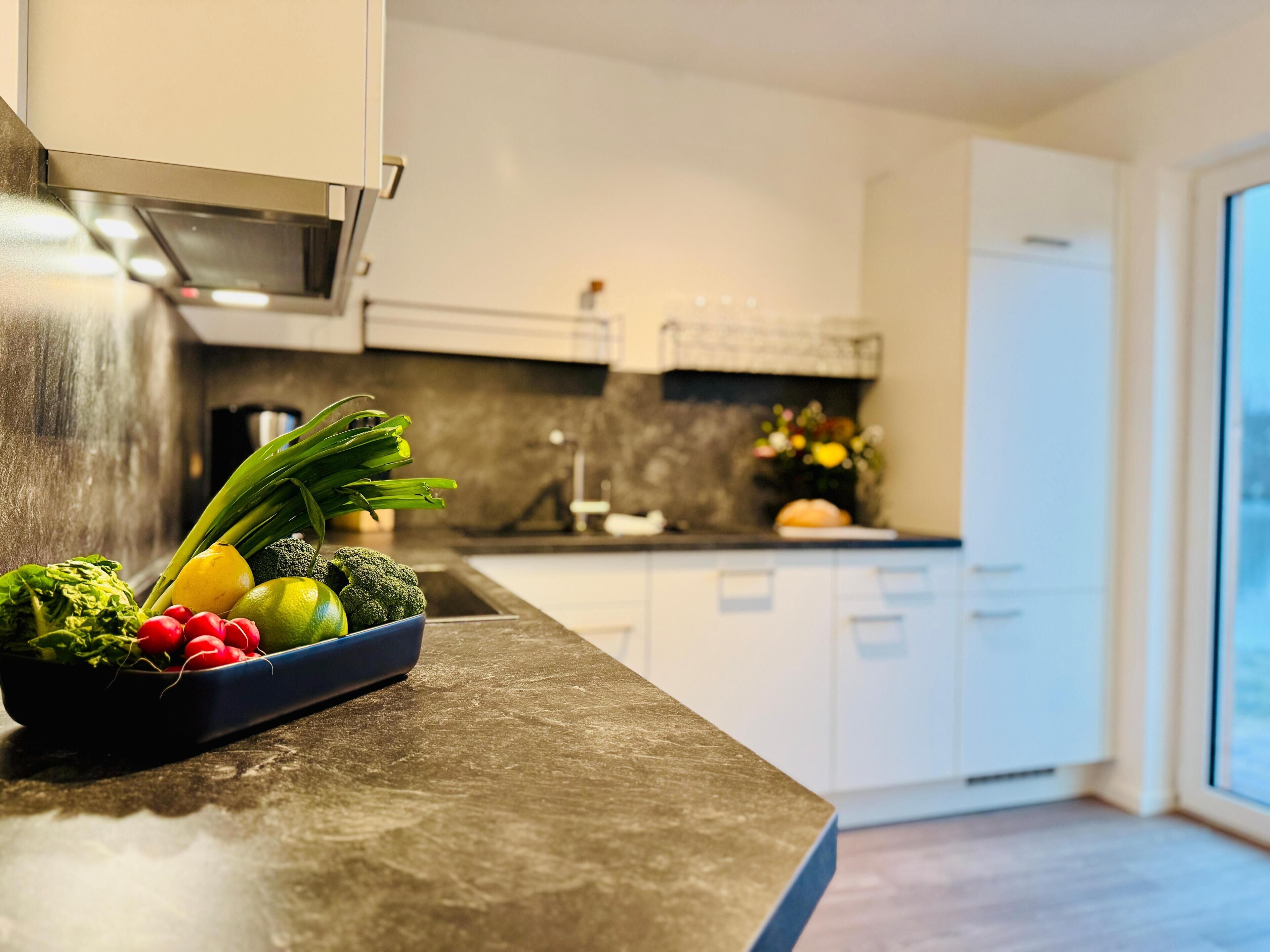 Wasserkocher mit Kaffee-/Teezubehör, Kühlschrank, Mikrowelle, Ofen