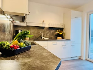Frigorífico, microondas, horno y placa de cocina