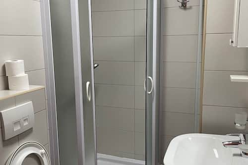 Estudio clásico, vista a la ciudad | Baño