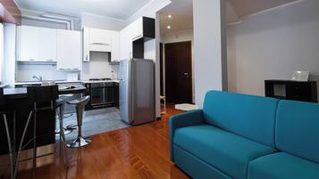 Departamento (1 Bedroom) | Cocina privada | Microondas, horno, tetera eléctrica y periquera