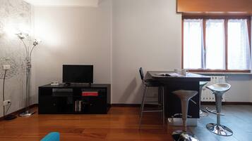 Departamento (1 Bedroom) | Área de sala de estar | Televisión