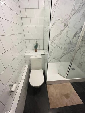 Buồng tắm vòi sen, khăn tắm 