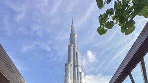 Área de piscina no terraço com vista para o Burj Khalifa.