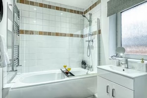 House | Bathroom | Shower, towels