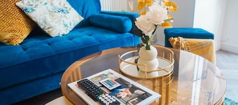 4 Bed House - Sleeps 8 - Garden - Parking - Wifi