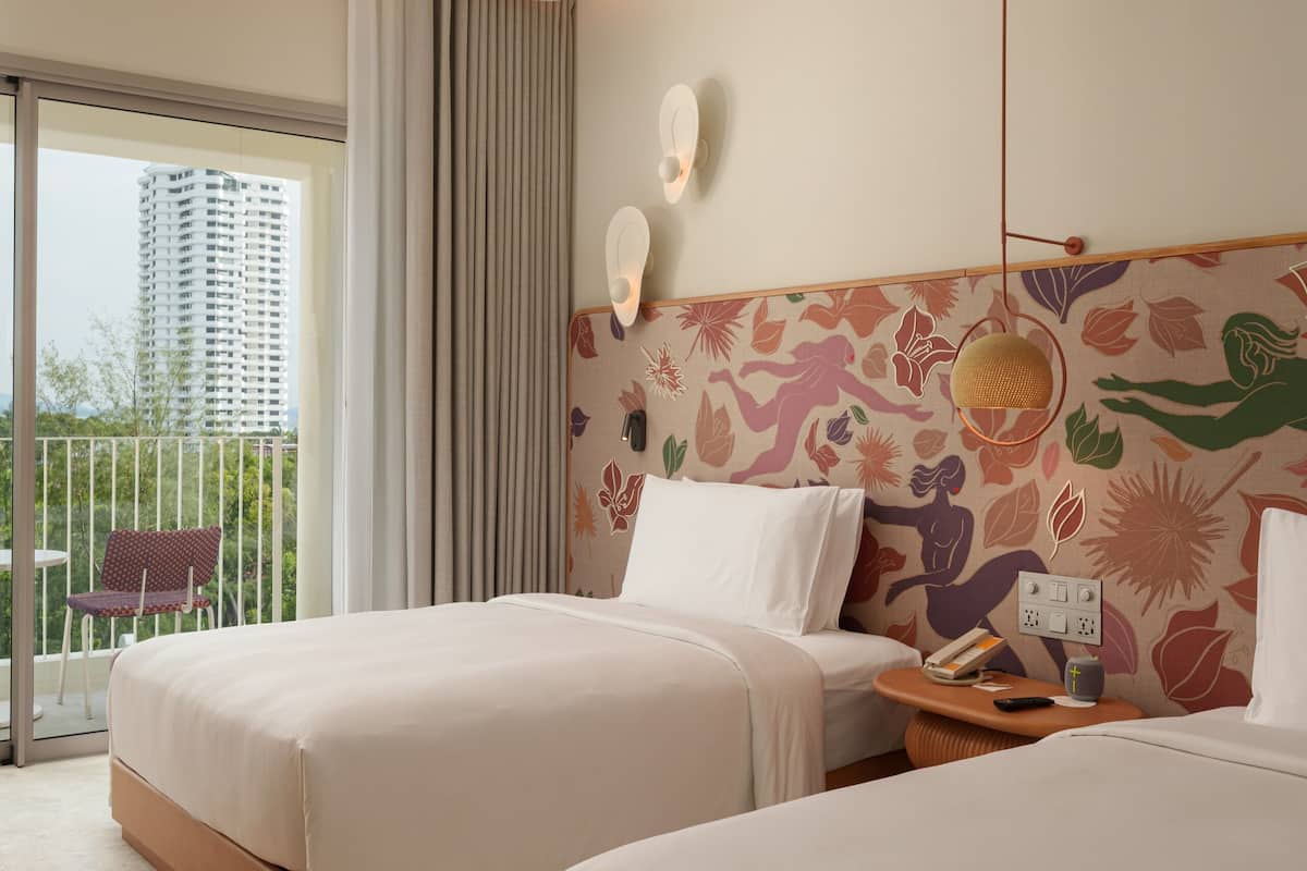 Deluxe Twin Room | Minibar, in-room safe, iron/ironing board, free cribs/infant beds