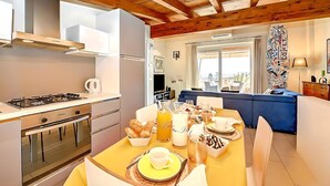 Une cuisine moderne avec un coin repas, comprenant un buffet pour le petit-déjeuner avec du pain, du jus et du lait.
