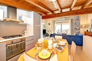 Kühlschrank, Mikrowelle, Ofen, Wasserkocher mit Kaffee-/Teezubehör