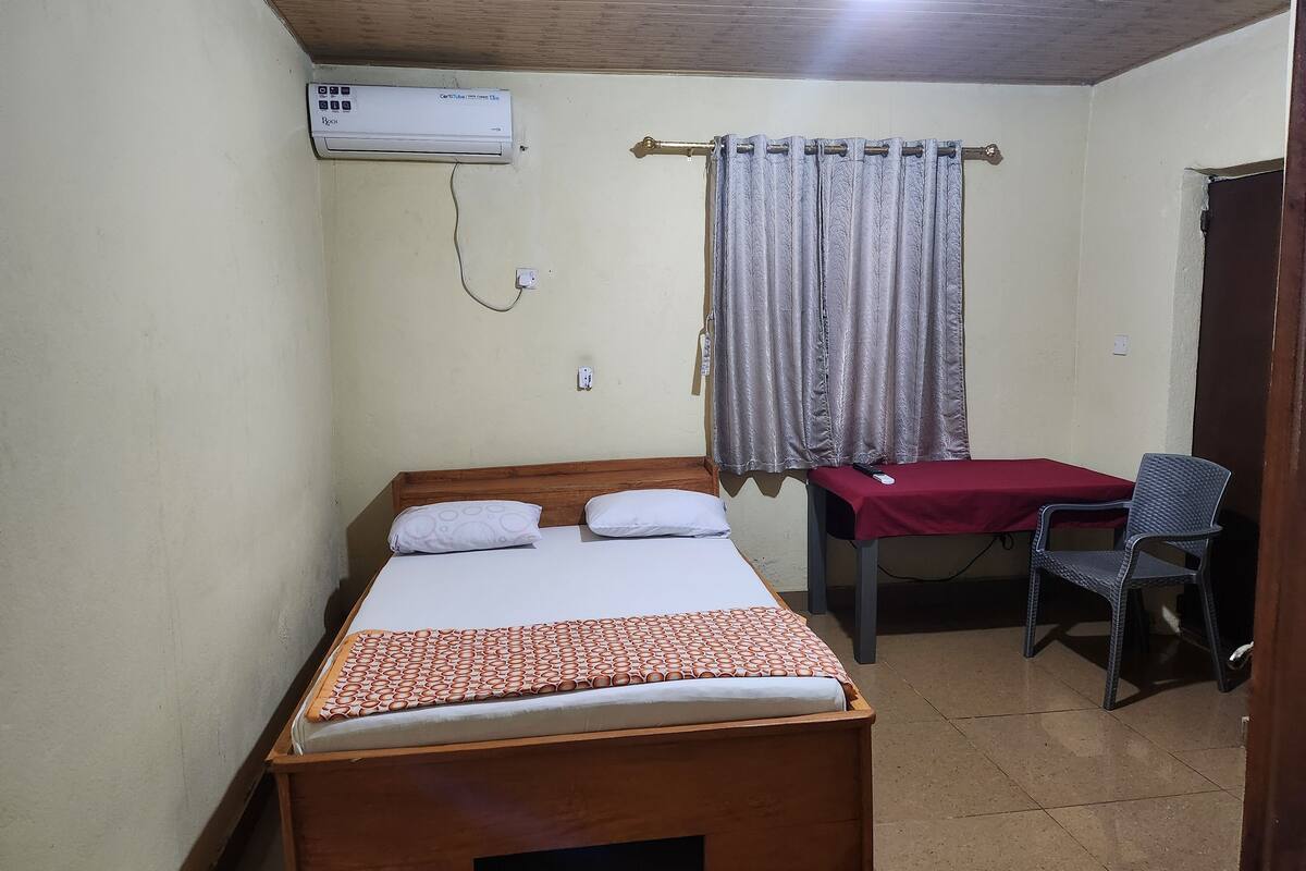 Basic Apartment | 3 bedrooms, down comforters, soundproofing, iron/ironing board