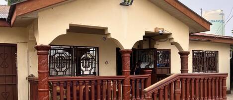 Vista frontal de la propiedad