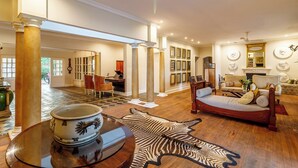 Un salón amplio con un tapete grande, un sofá y una mesa de centro.