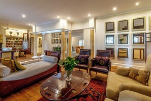 Lobby sitting area - Serra Azul Lodge (Mbombela)