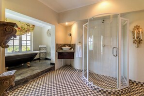 Separate bathtub and shower, deep-soaking bathtub, hair dryer, bathrobes - Serra Azul Lodge (Mbombela)