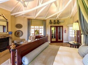 Luxury Double Room, 1 King Bed, Garden View | In-room safe, individually decorated, individually furnished, desk - Serra Azul Lodge (Mbombela)