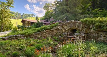 Slopeside Comfort | Queen Lodge Room in Chamption